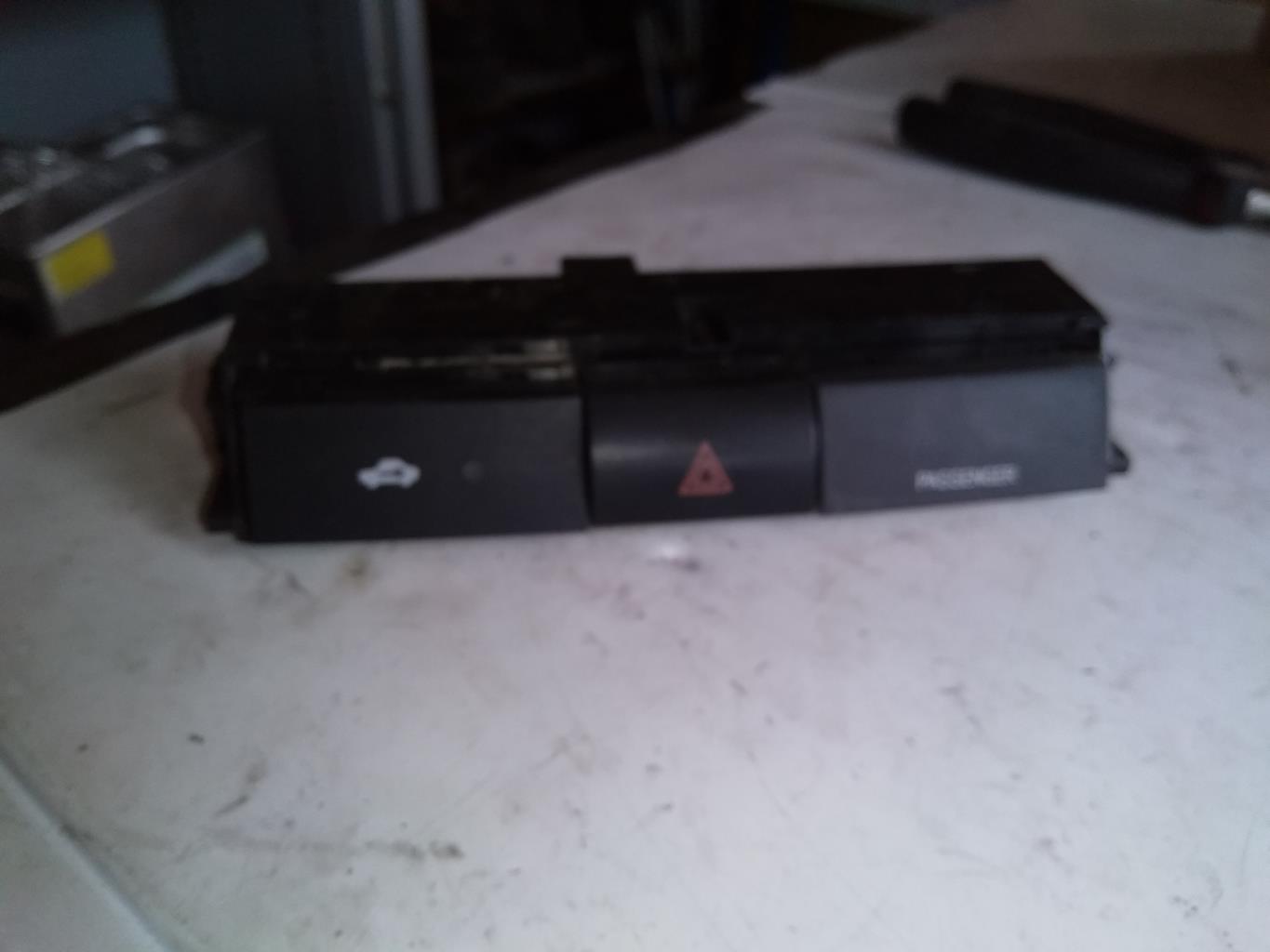Bouton de warning TOYOTA COROLLA VERSO 2 PHASE 1 Diesel - 1