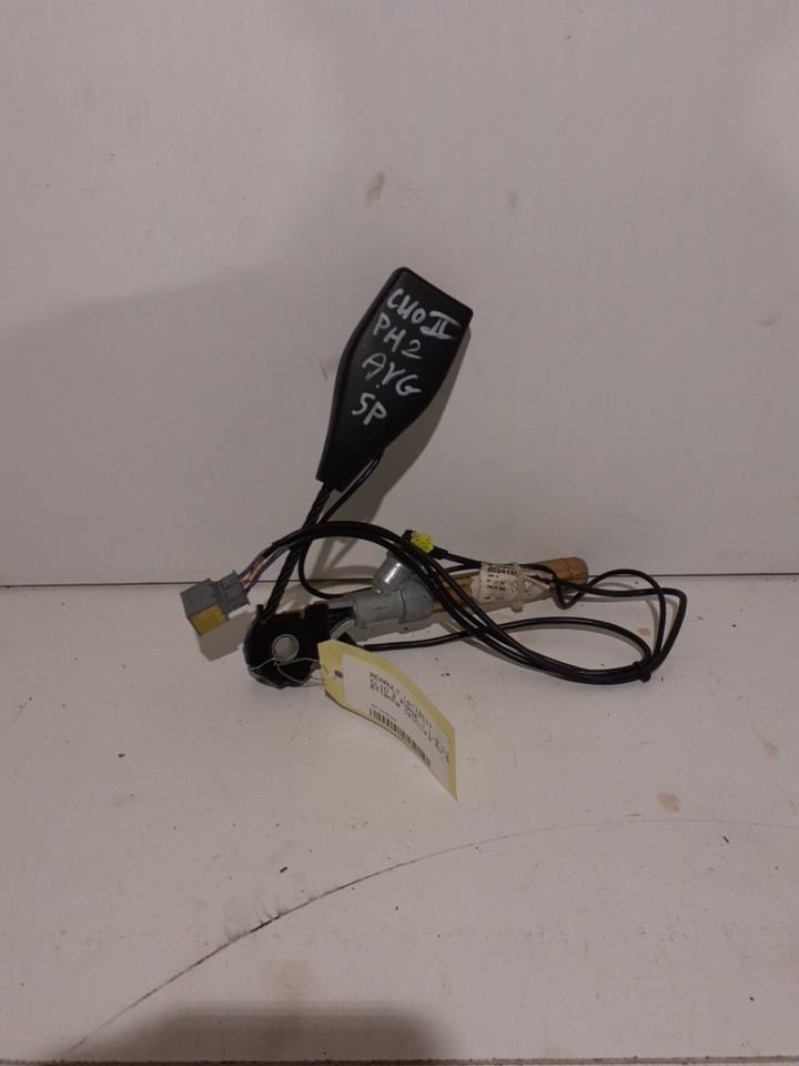 Attache ceinture avant gauche RENAULT CLIO 2 PHASE 1 Diesel - 1