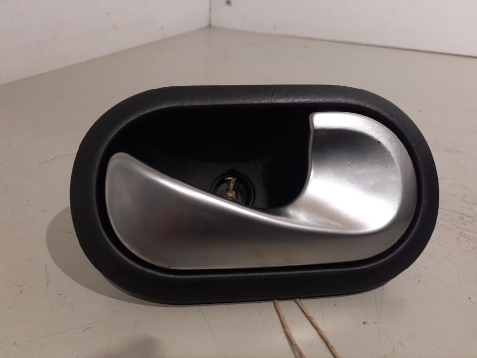 Poignee interieur avant gauche RENAULT CLIO 3 PHASE 1 Diesel - 1
