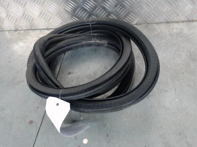 Guarnizione sportello posteriore destro PEUGEOT 2008 2 Gasolina - 1