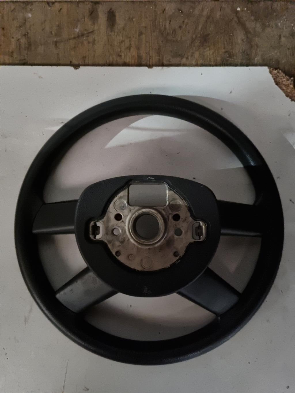 Volant VOLKSWAGEN GOLF 5 Essence - 1
