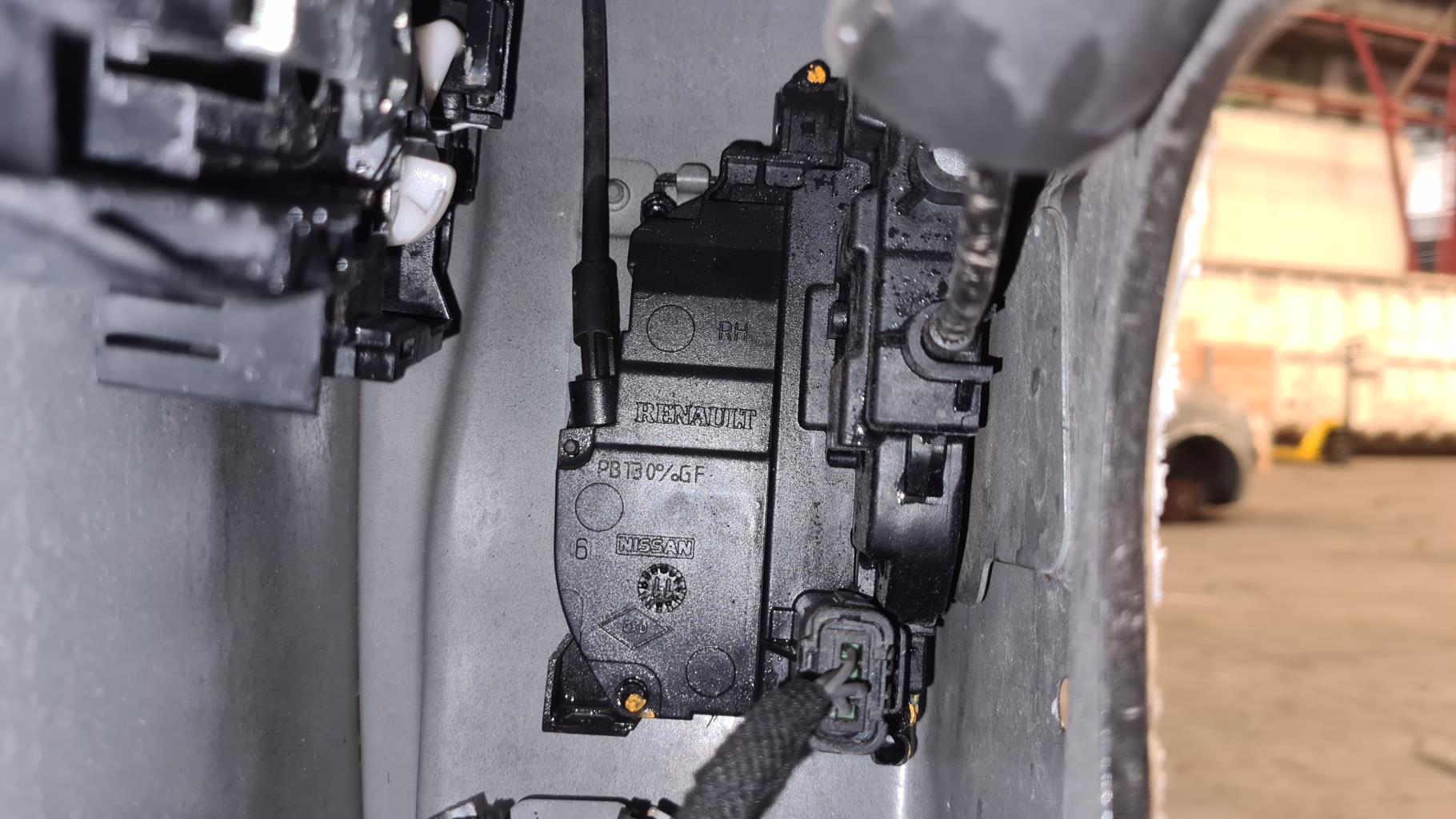 Serrure avant droit RENAULT SCENIC 3 PHASE 2 Diesel - 1