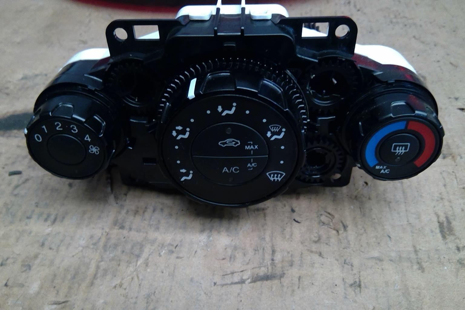 Commande chauffage FORD FIESTA 6 PHASE 1 Essence - 1
