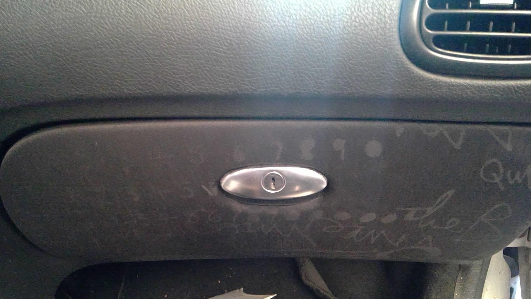 Boite a gants PEUGEOT 206 Essence - 1