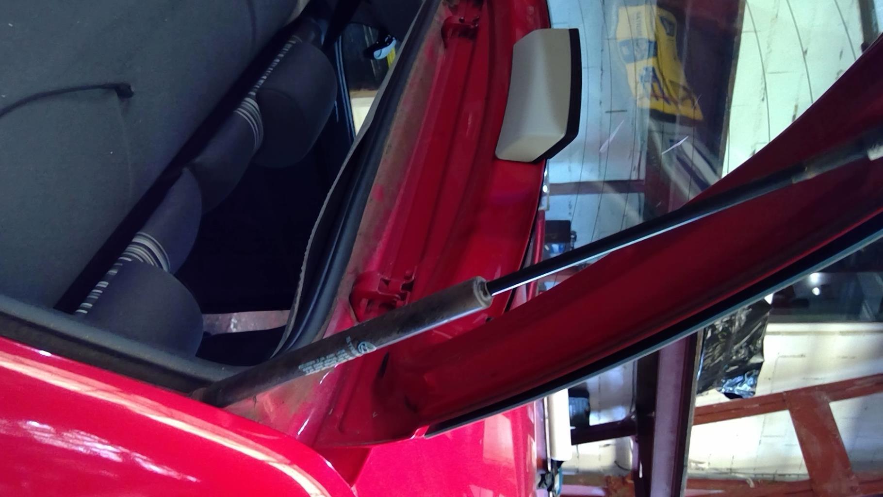 Verin de coffre VOLKSWAGEN FOX Essence - 1