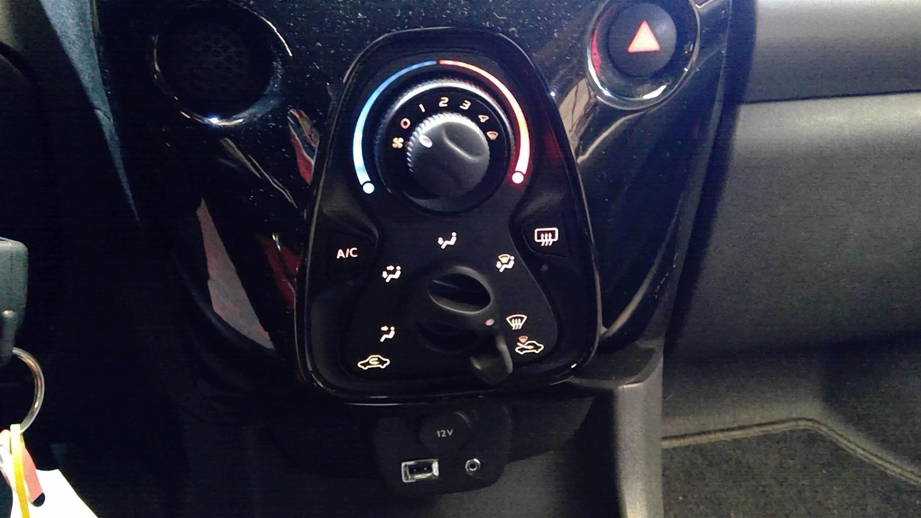 Commande chauffage PEUGEOT 108 Essence - 1