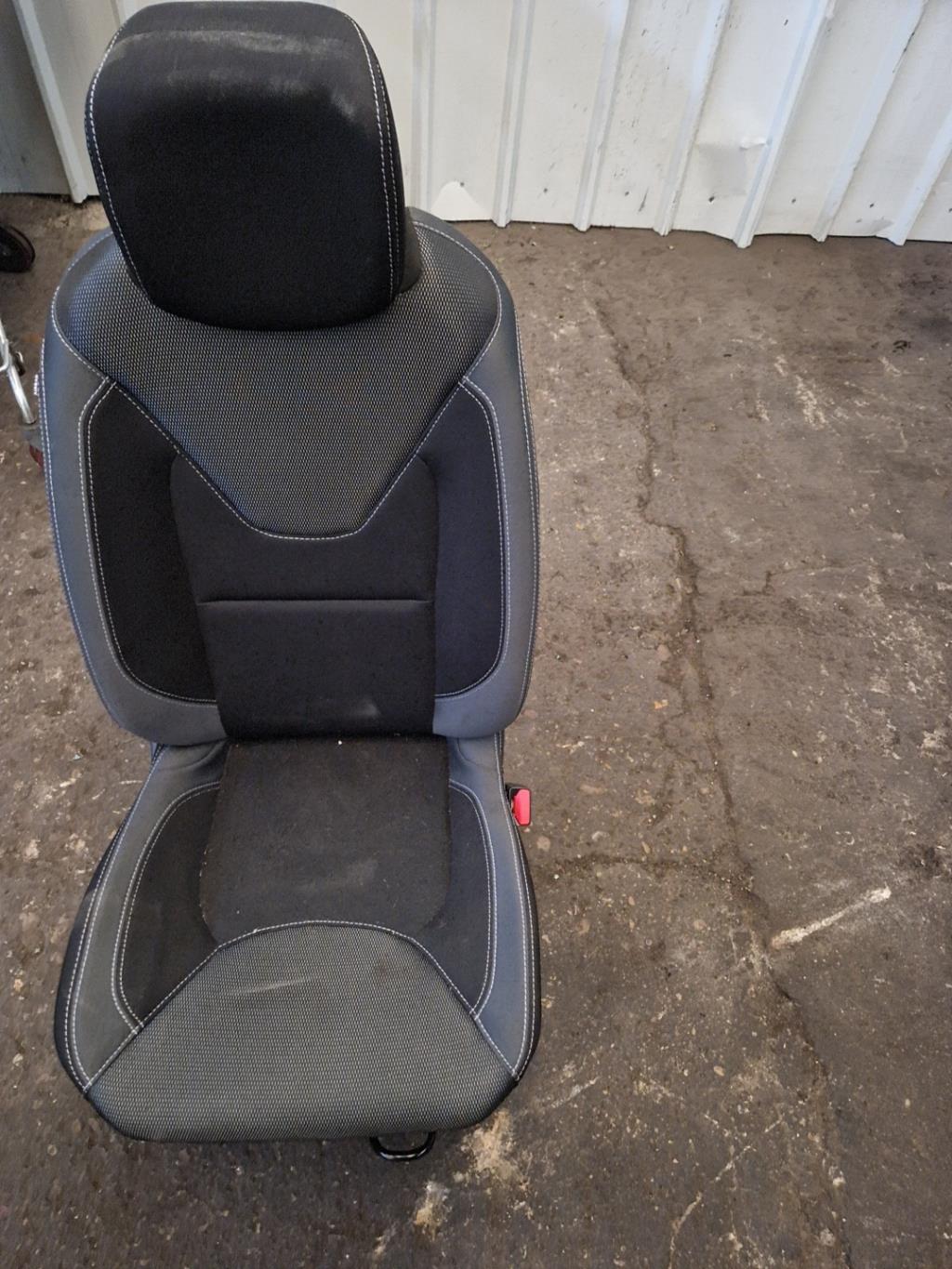 Siege avant droit RENAULT CLIO 4 PHASE 1 Diesel - 1