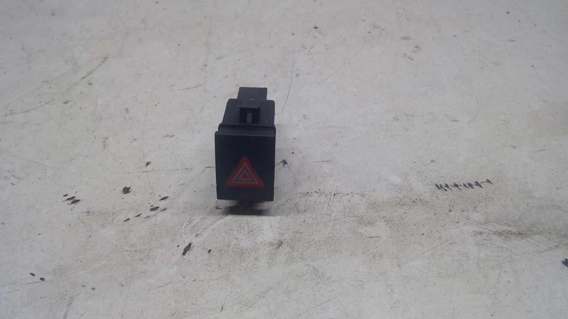 Bouton de warning VOLKSWAGEN POLO 4 PHASE 2 Diesel - 1