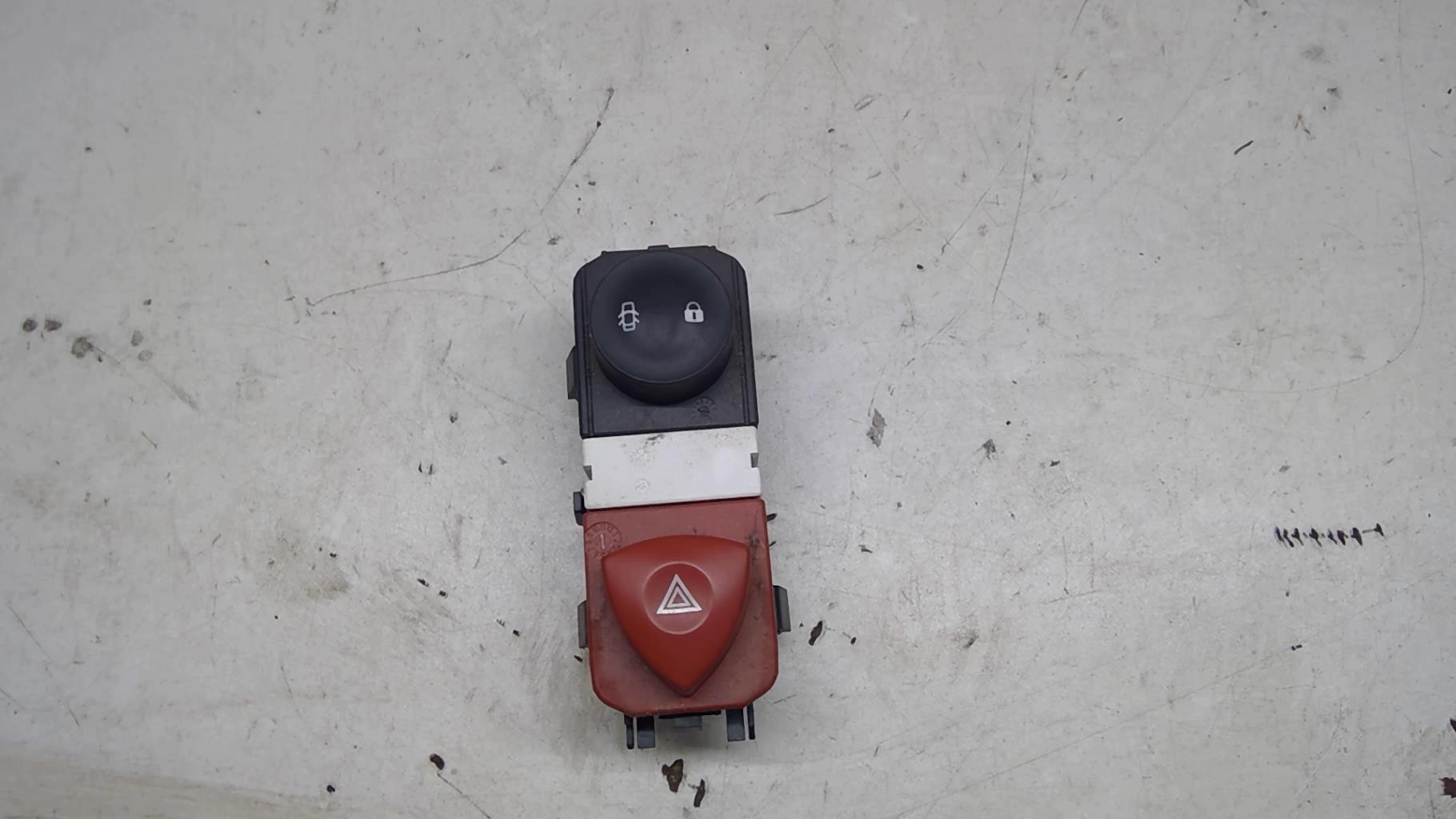 Bouton de warning RENAULT SCENIC 2 PHASE 2 Diesel - 1