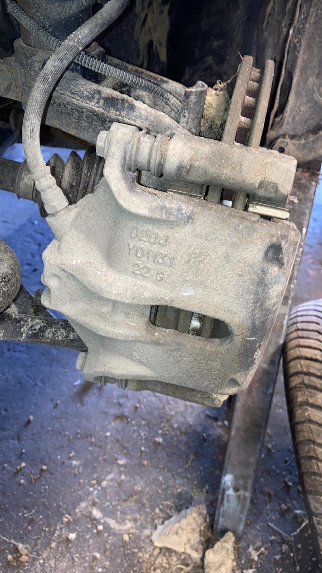 Etrier avant gauche (freinage) CITROEN C4 CACTUS Diesel - 1