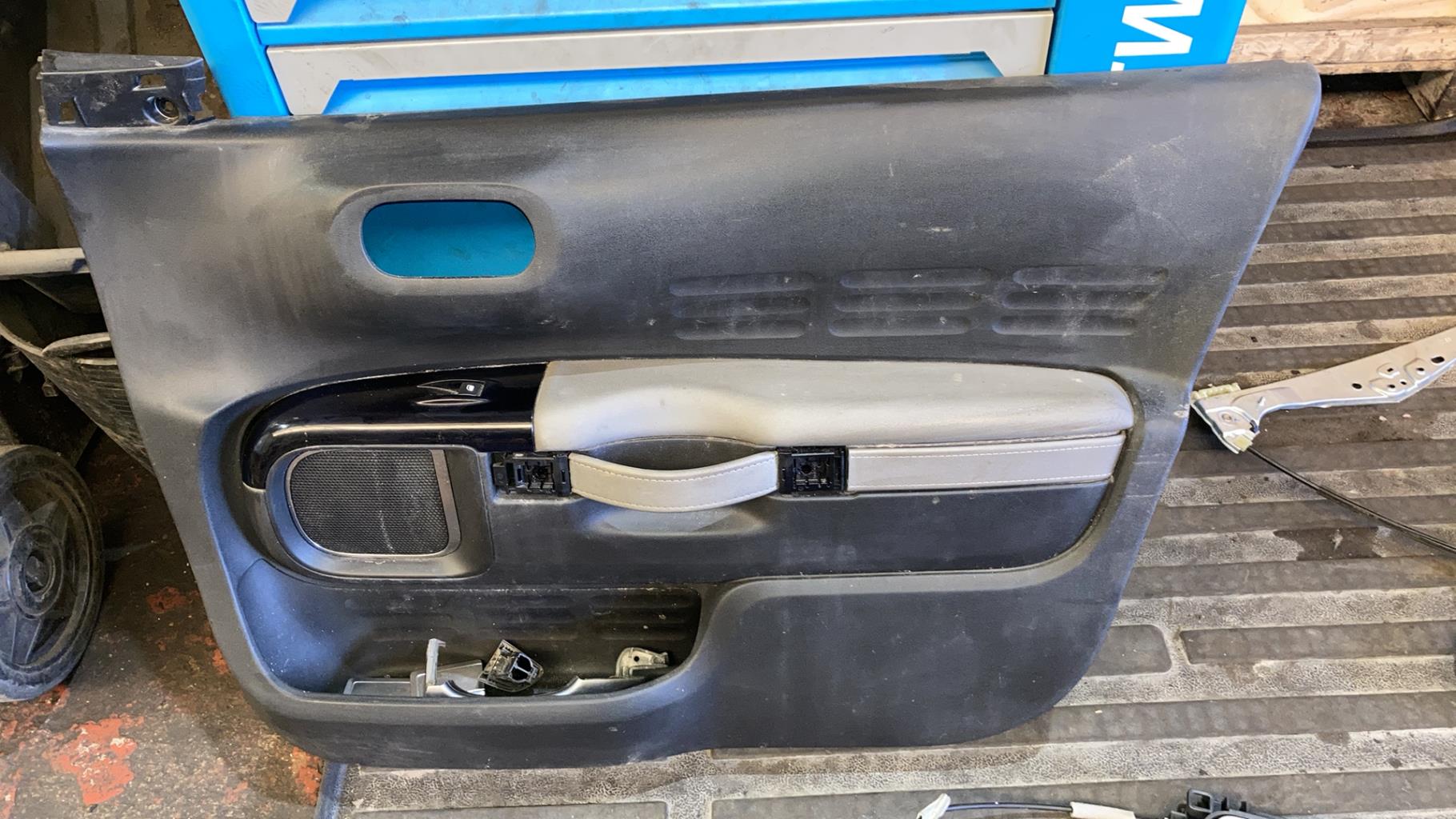Panneau de porte avant droit CITROEN C4 CACTUS Diesel - 1