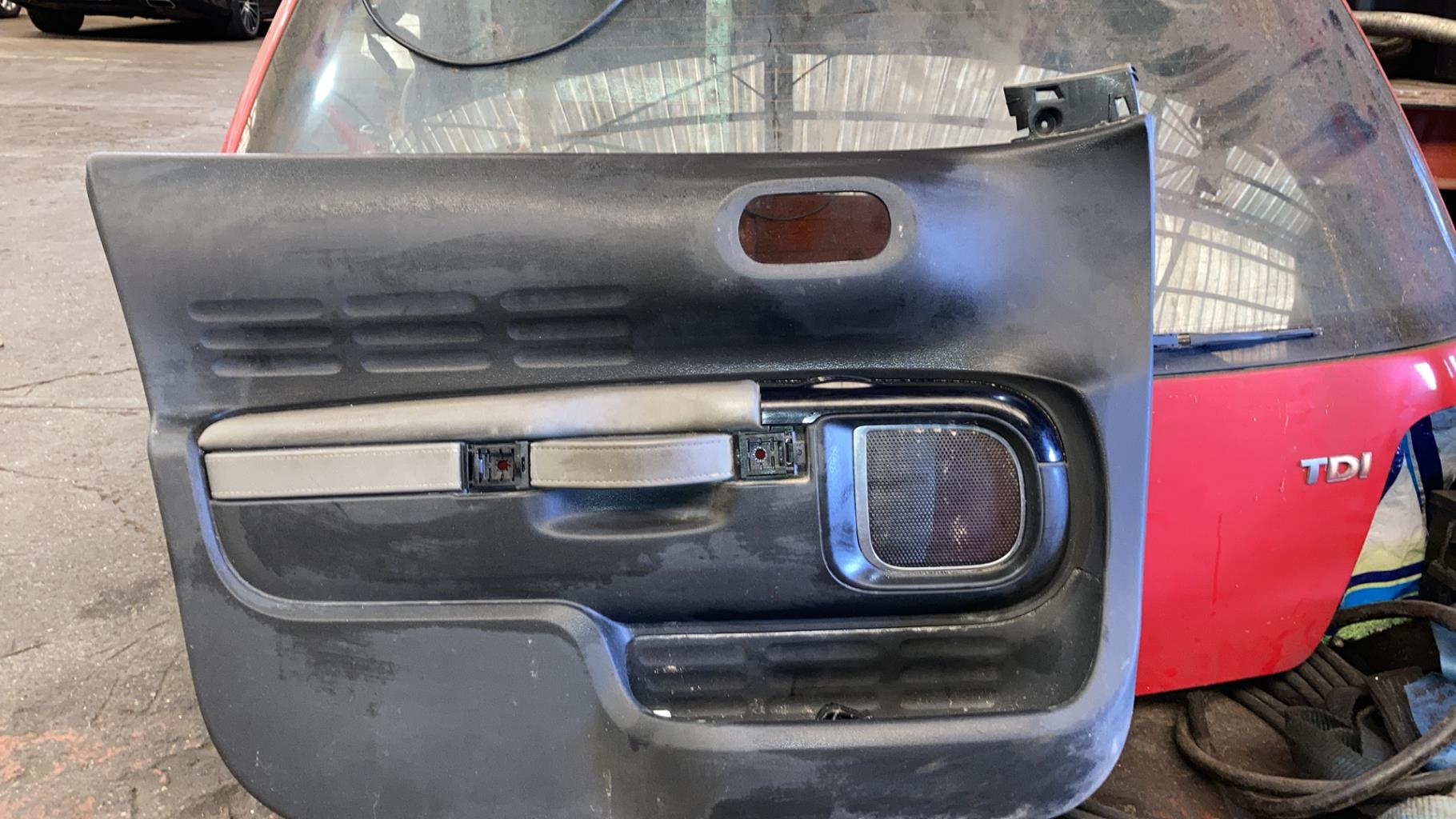Panneau de porte avant gauche CITROEN C4 CACTUS Diesel - 1