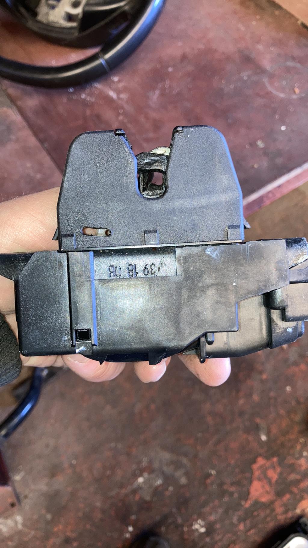 Serrure de coffre CITROEN C4 CACTUS Diesel - 1