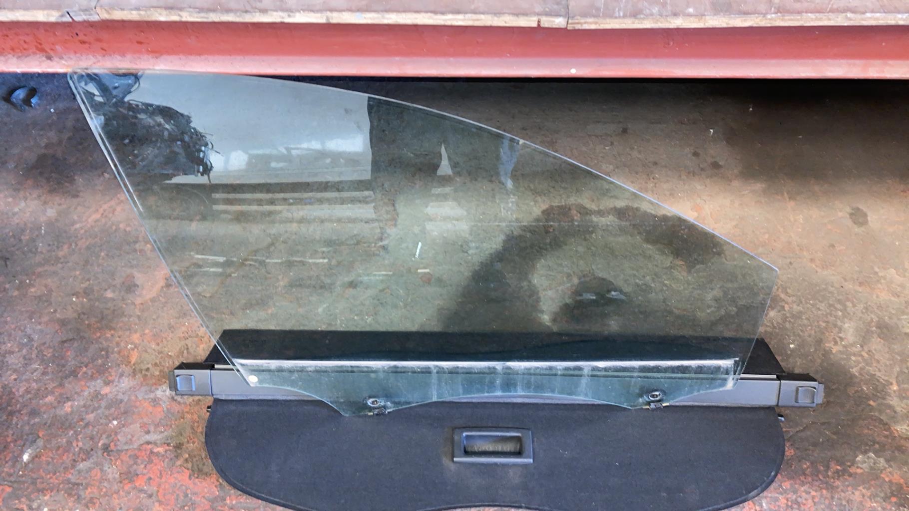 Vitre avant gauche RENAULT CLIO 3 PHASE 2 BREAK Diesel - 1