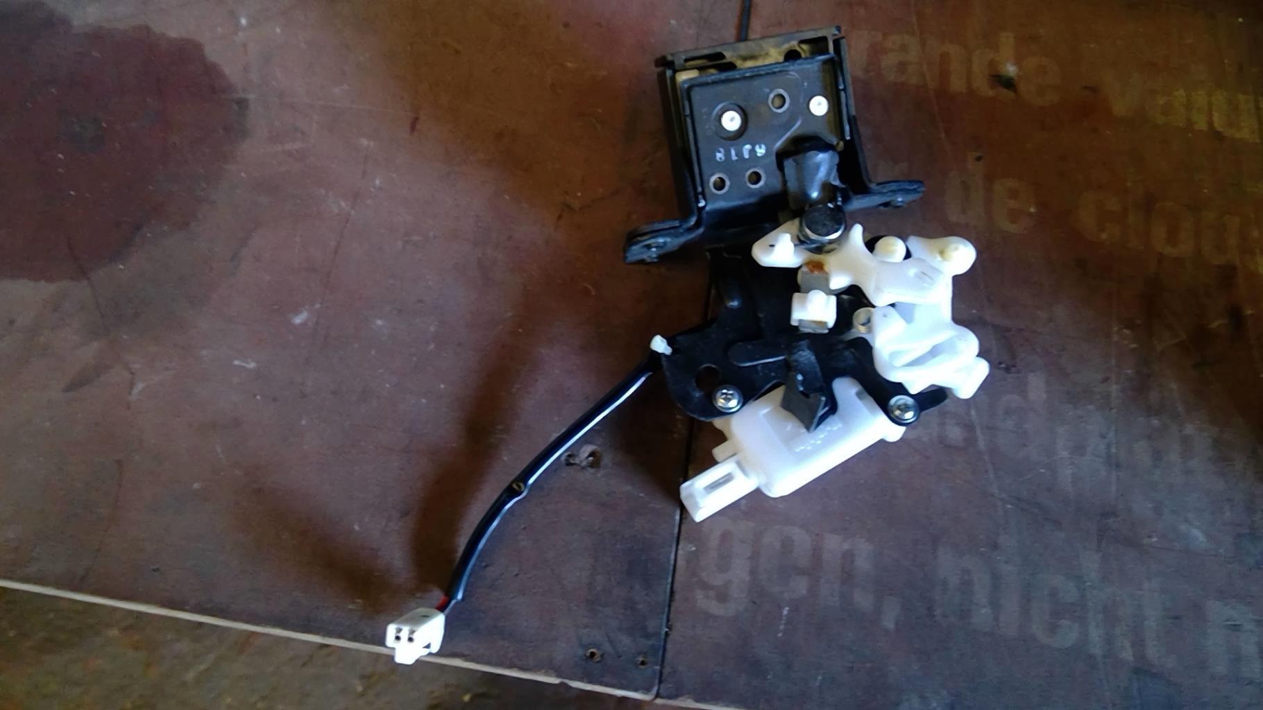 Serrure de coffre MAZDA 3 1 PHASE 2 Diesel - 1