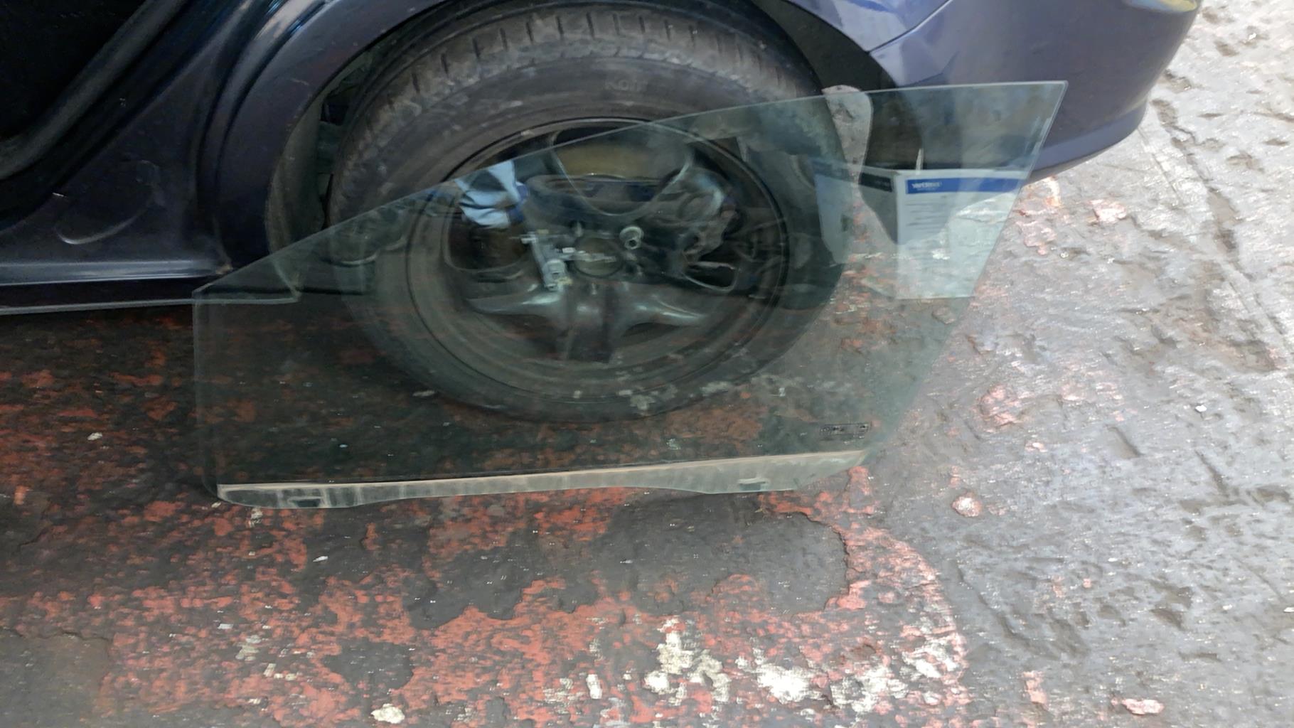 Vitre avant gauche FORD C-MAX 1 PHASE 2 Diesel - 1