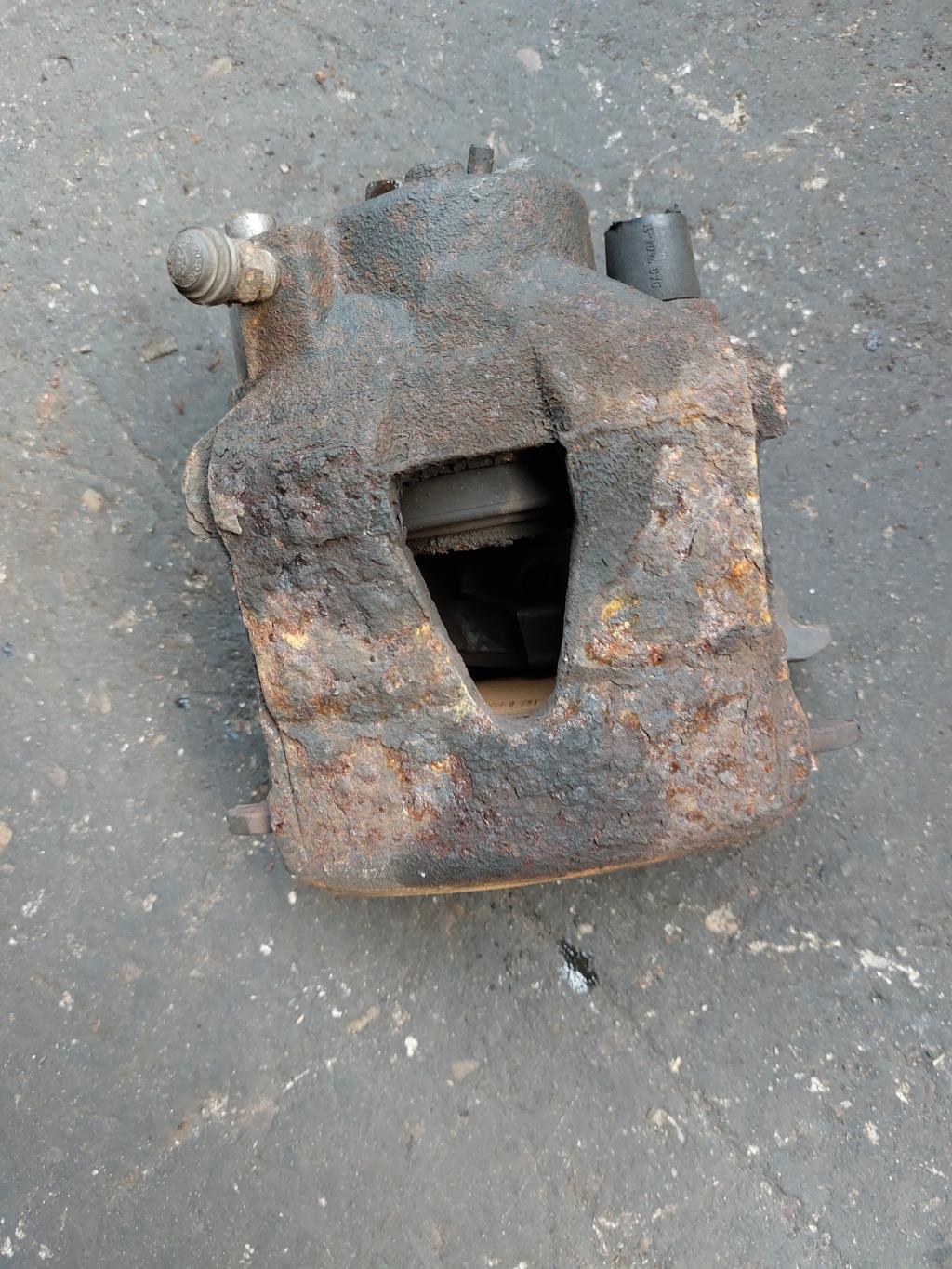 Etrier avant droit (freinage) VOLKSWAGEN FOX Essence - 1