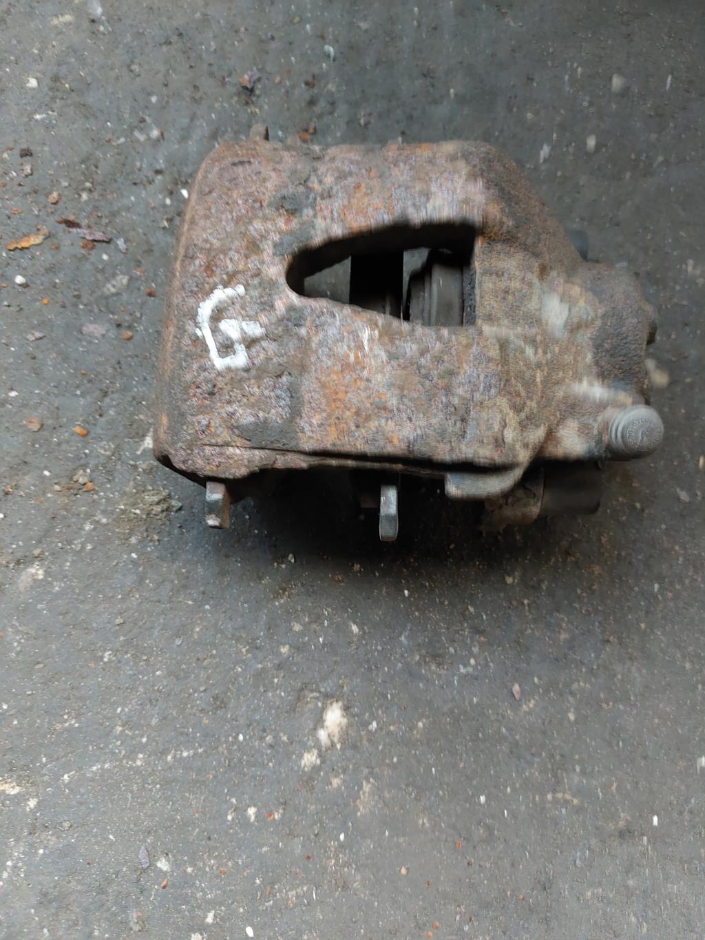 Etrier avant gauche (freinage) VOLKSWAGEN FOX Essence - 1