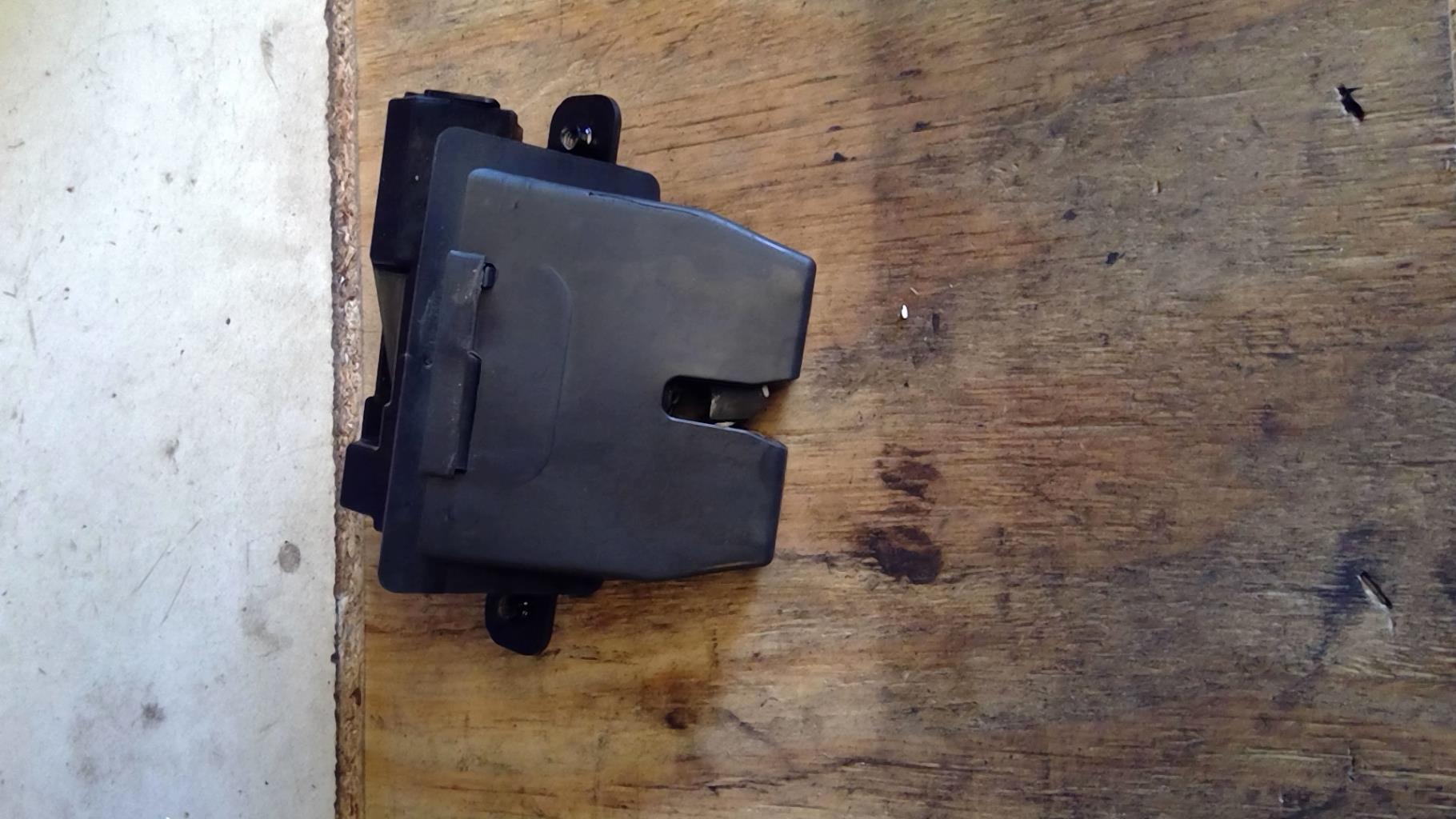 Serrure de hayon FORD FIESTA 6 PHASE 1 Diesel - 1