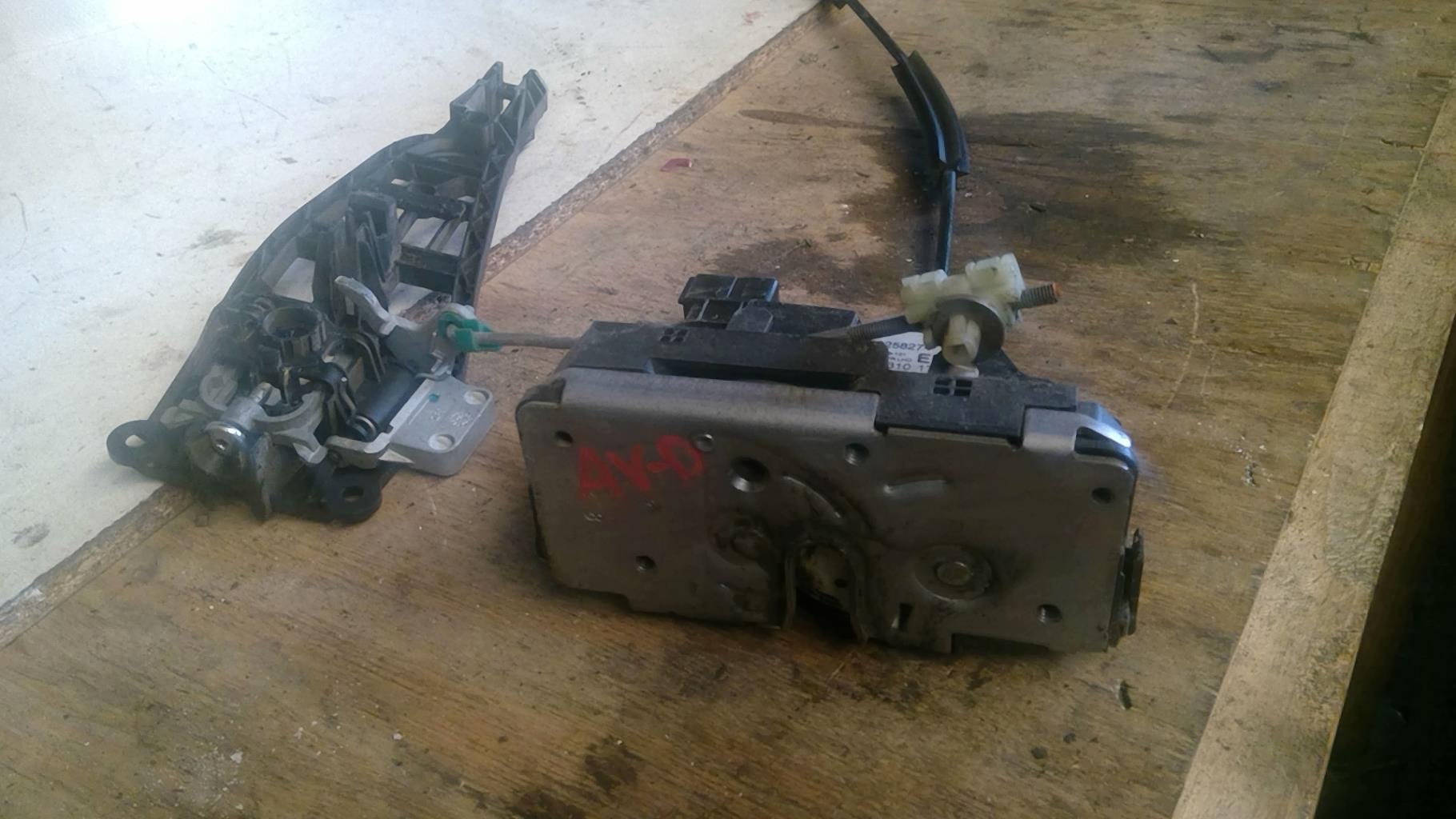 Serrure avant droit OPEL CORSA D  - 1
