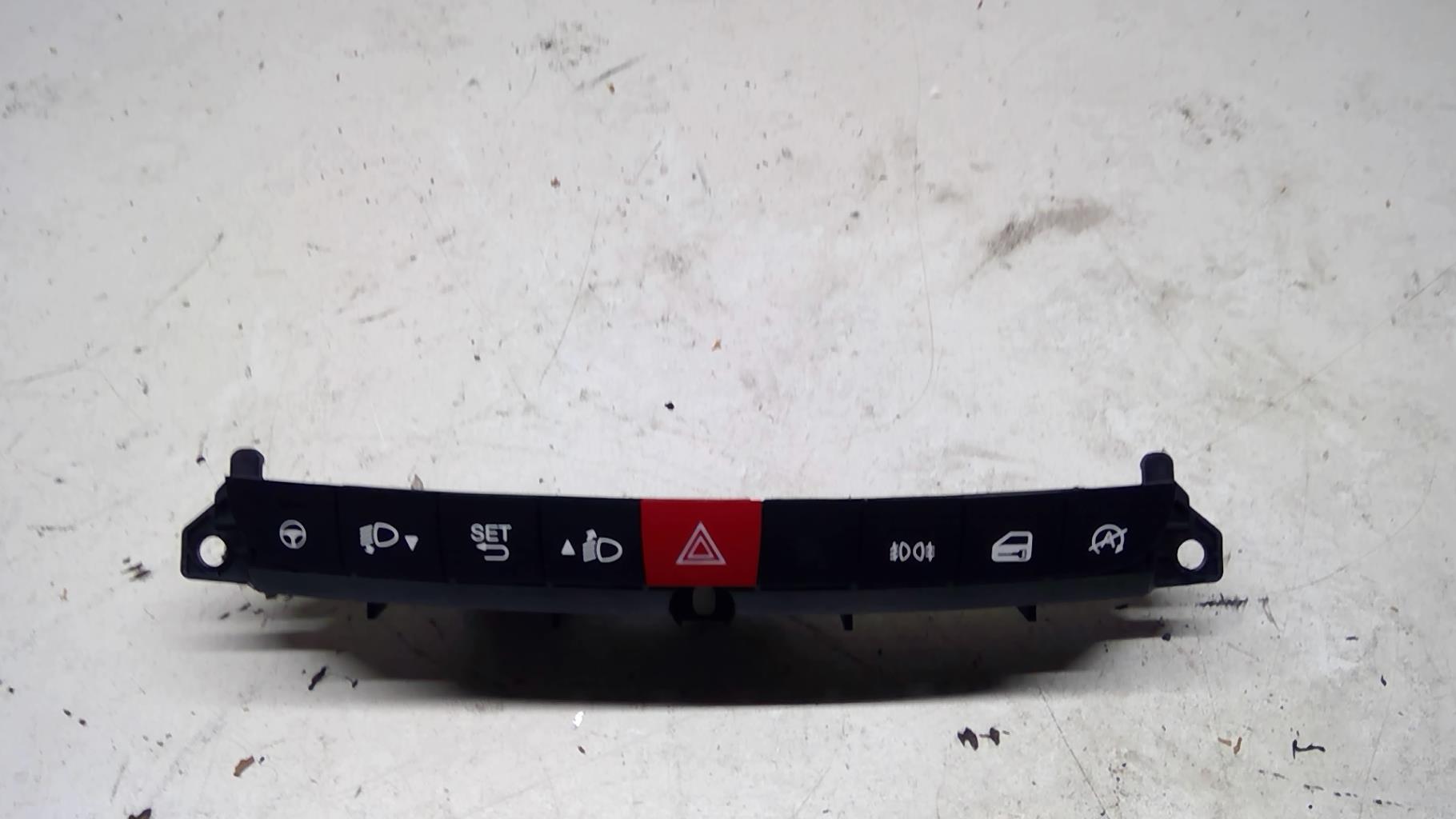 Bouton de warning FIAT 500L PHASE 1 Diesel - 1