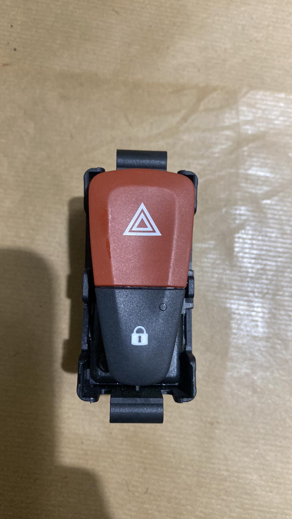 Bouton de warning RENAULT MEGANE 3 PHASE 1 Diesel - 1