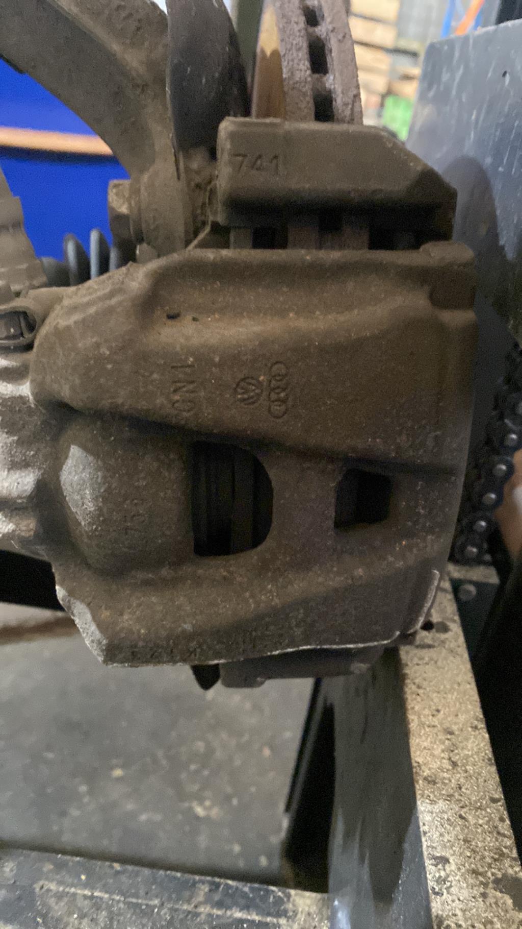 Etrier avant droit (freinage) AUDI A4 3 AVANT PHASE 1 BREAK Diesel - 1