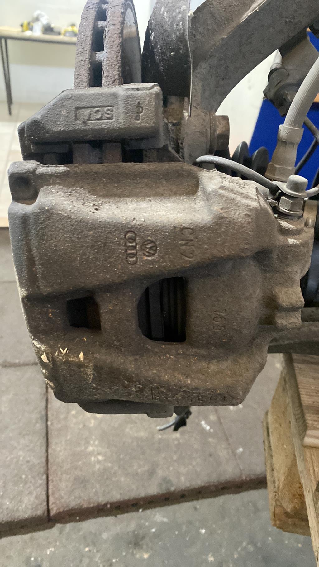 Etrier avant gauche (freinage) AUDI A4 3 AVANT PHASE 1 BREAK Diesel - 1