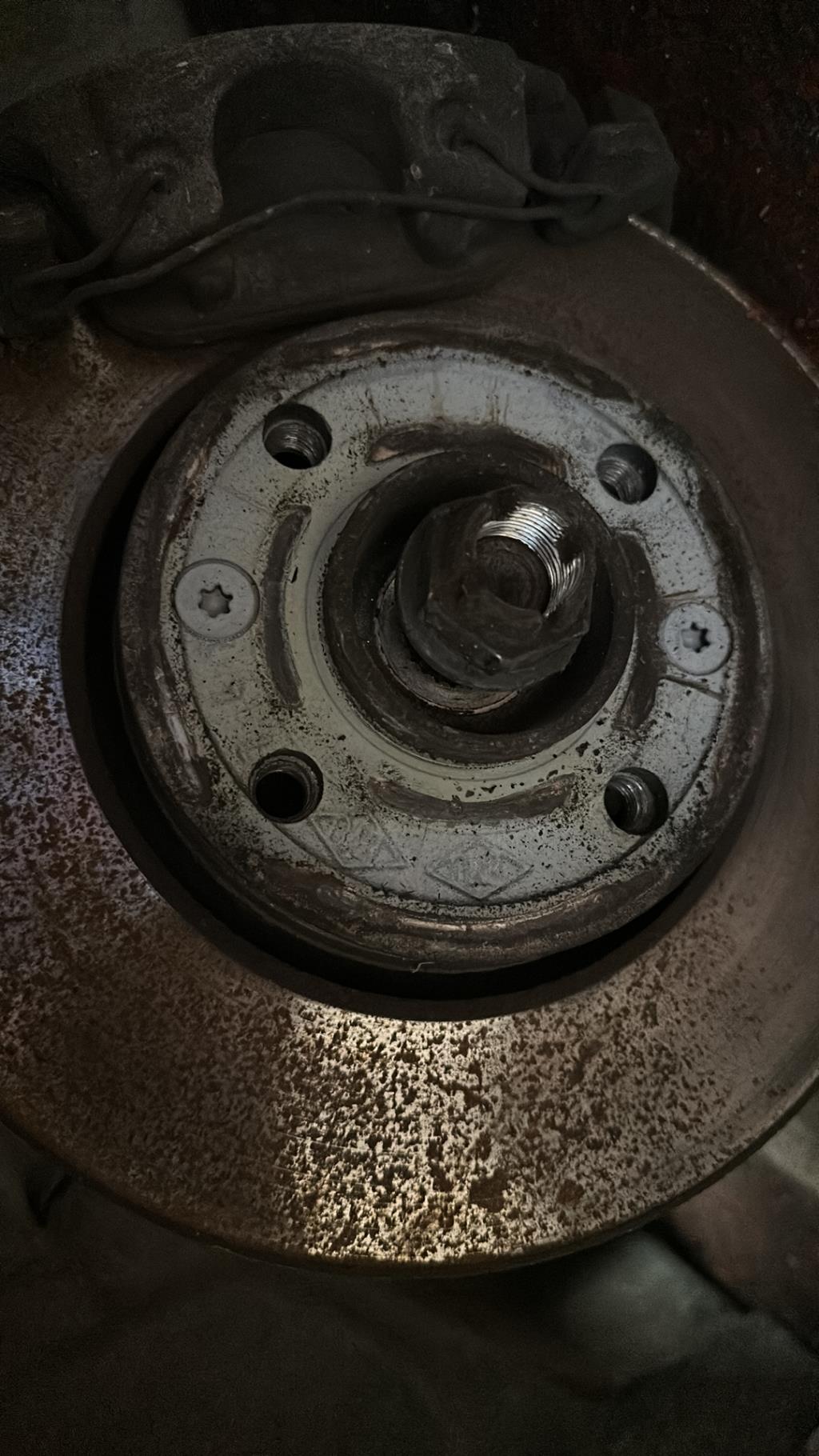 Moyeu avant droit RENAULT CLIO 4 PHASE 2 Diesel - 1