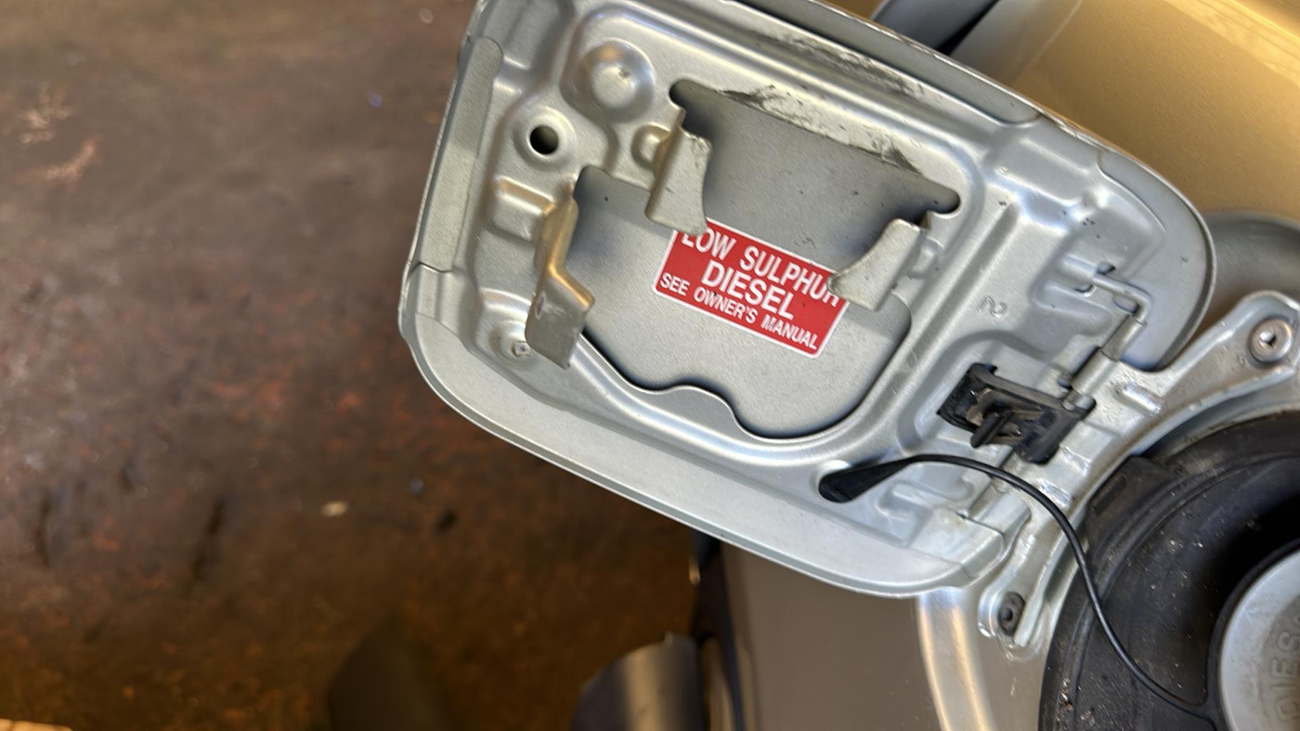 Trappe d'essence TOYOTA AVENSIS 2 PHASE 1 BREAK Diesel - 1
