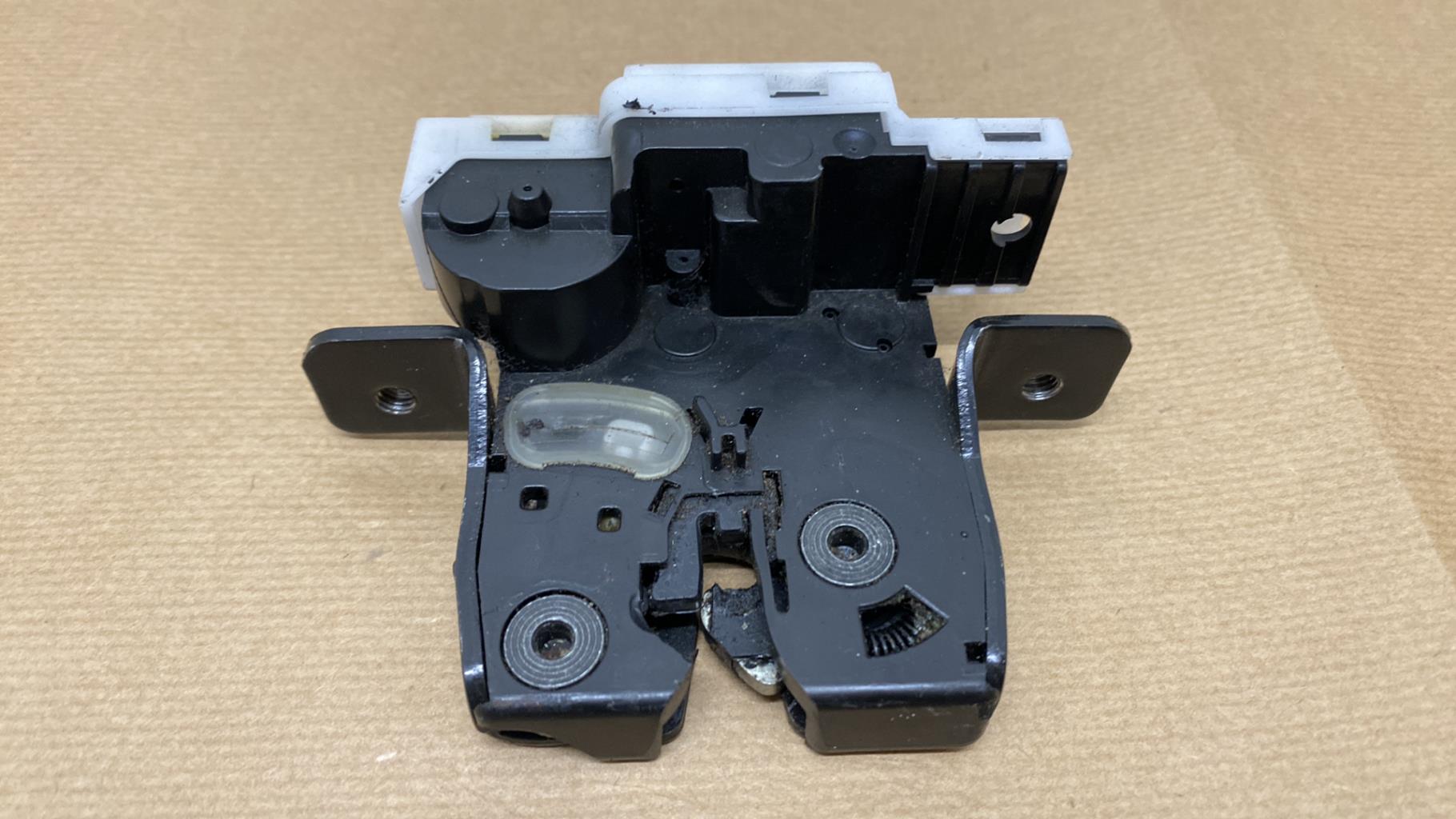 Serrure de coffre RENAULT CLIO 3  - 1