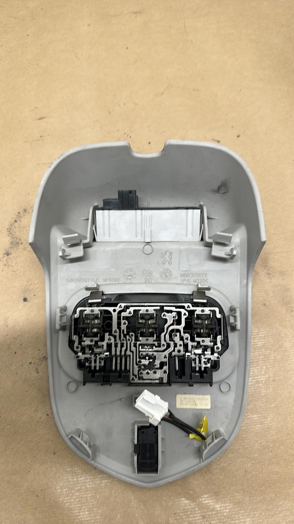 Eclairage de plafonnier PEUGEOT 3008 1 Diesel - 1