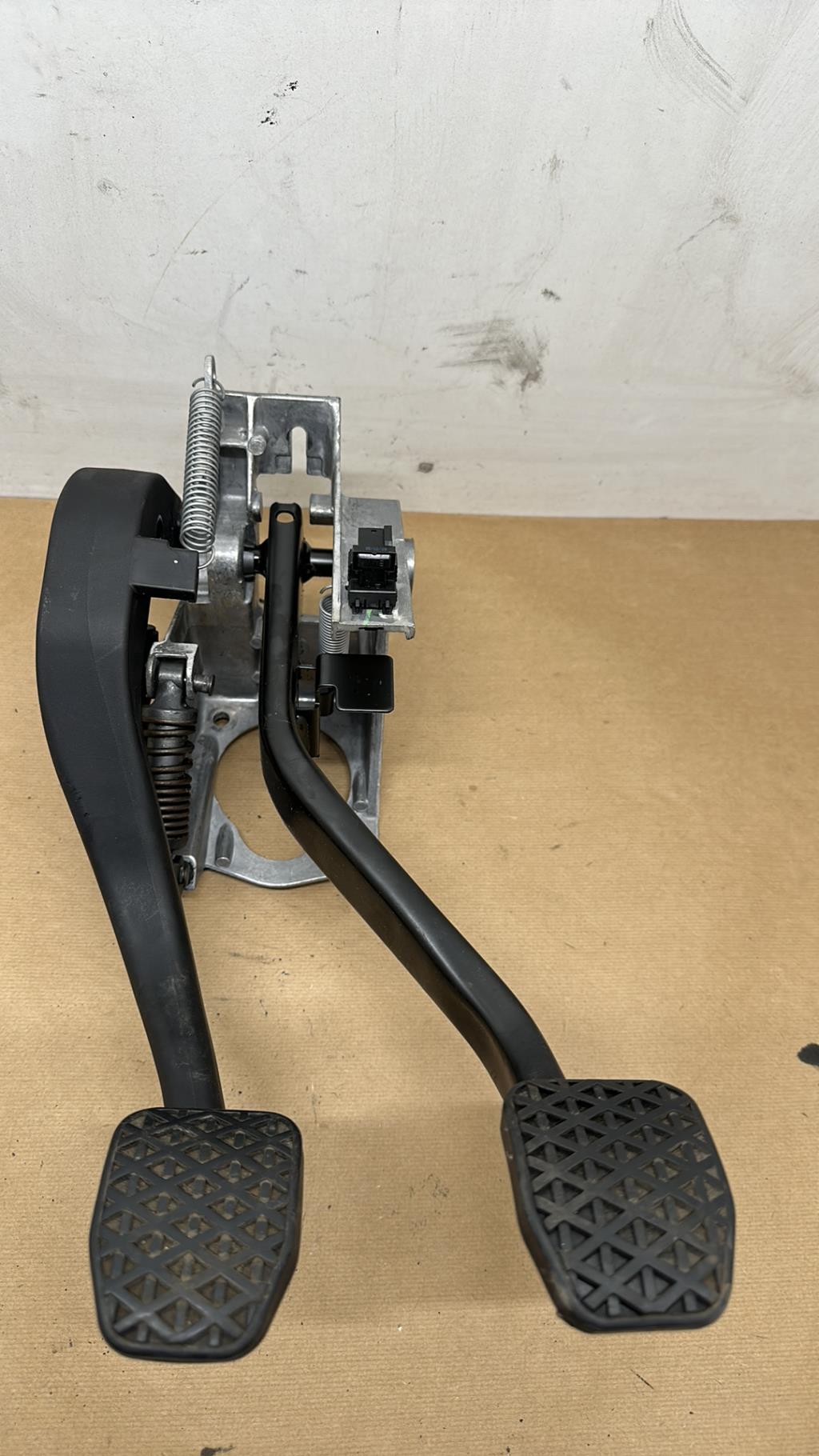 Pedalier BMW SERIE 1 E88  - 1