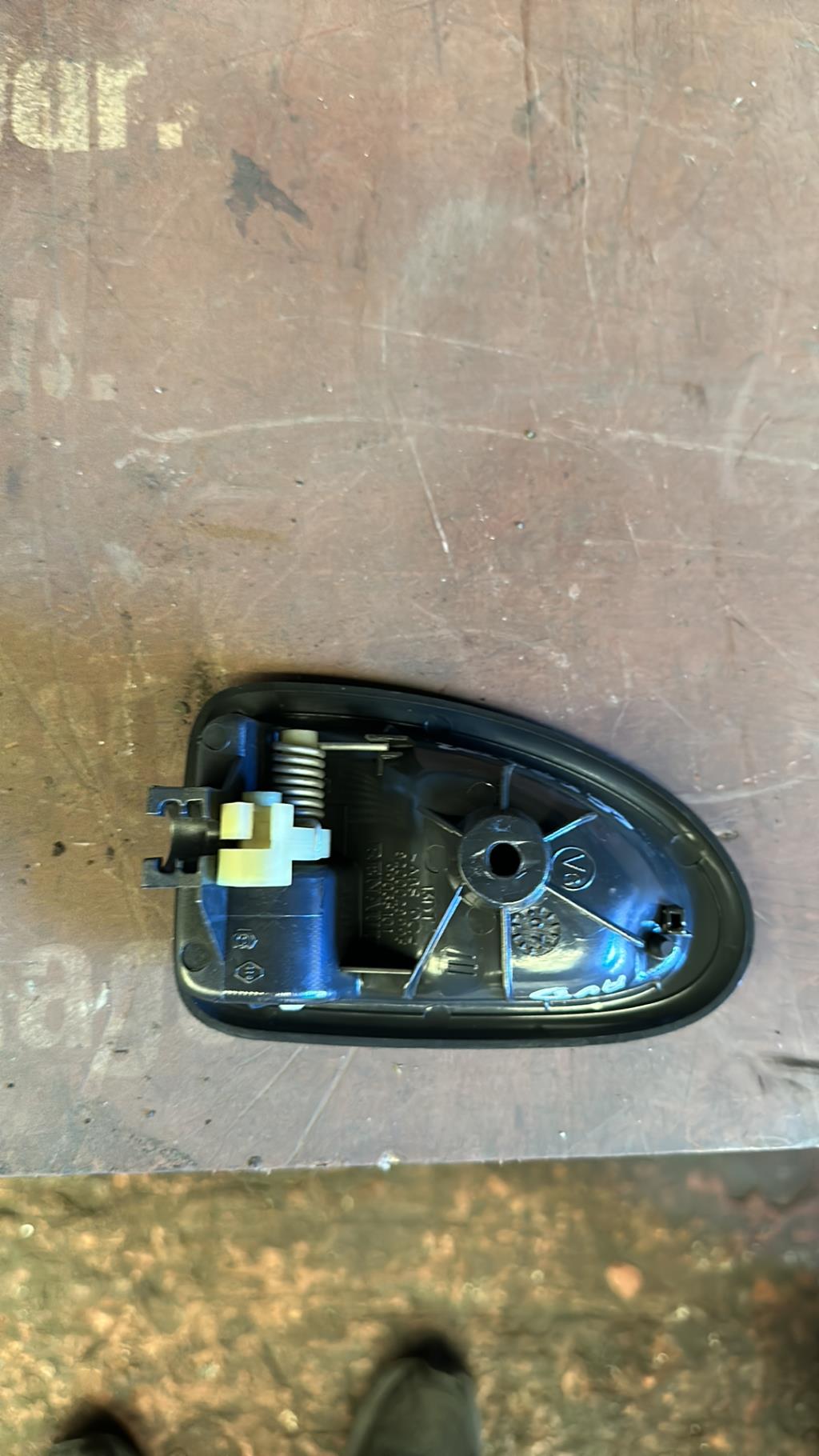 Poignee interieur avant droit RENAULT CLIO 2 PHASE 2 Essence - 1
