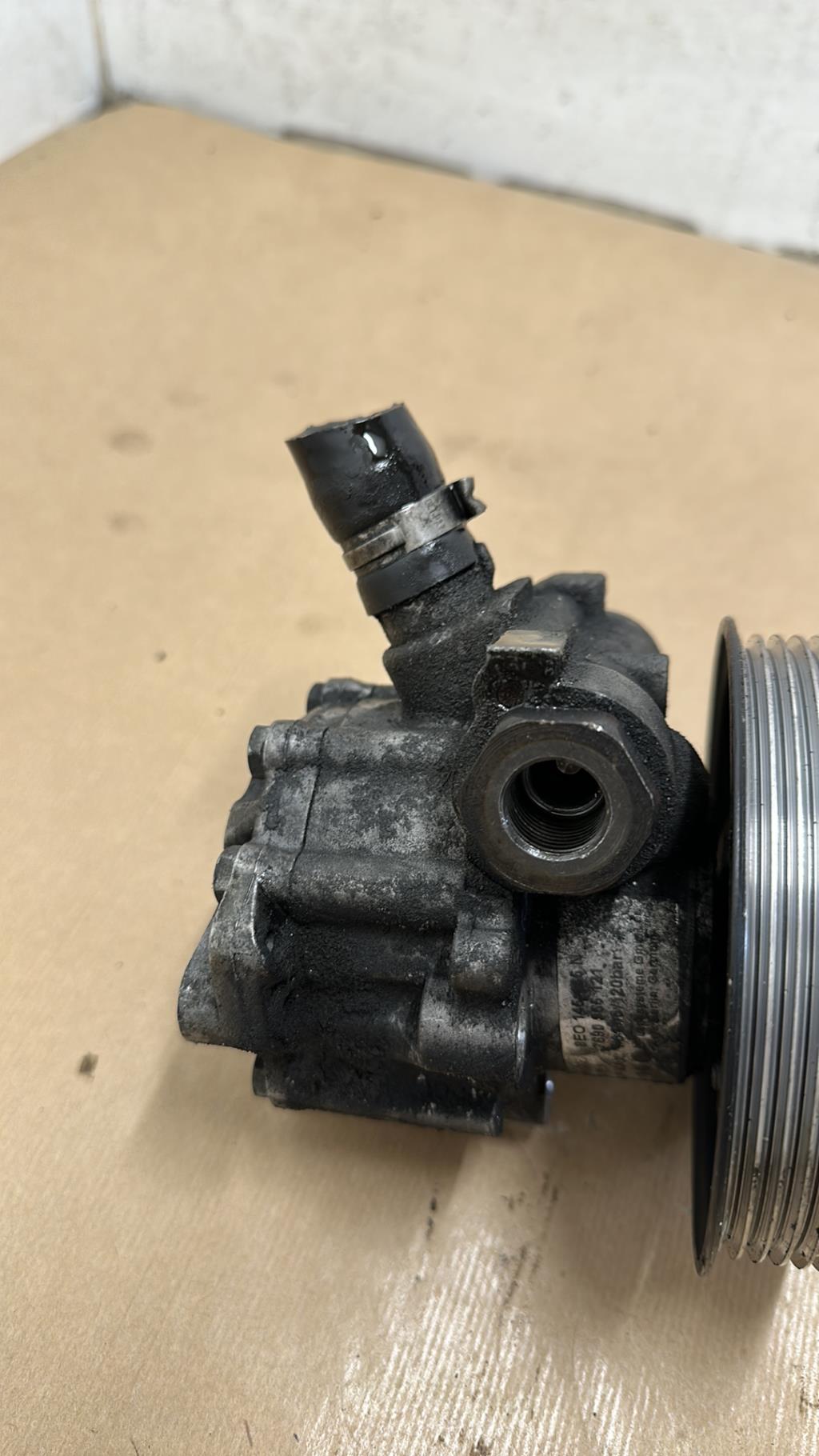 Pompe de direction AUDI A4 2  - 1