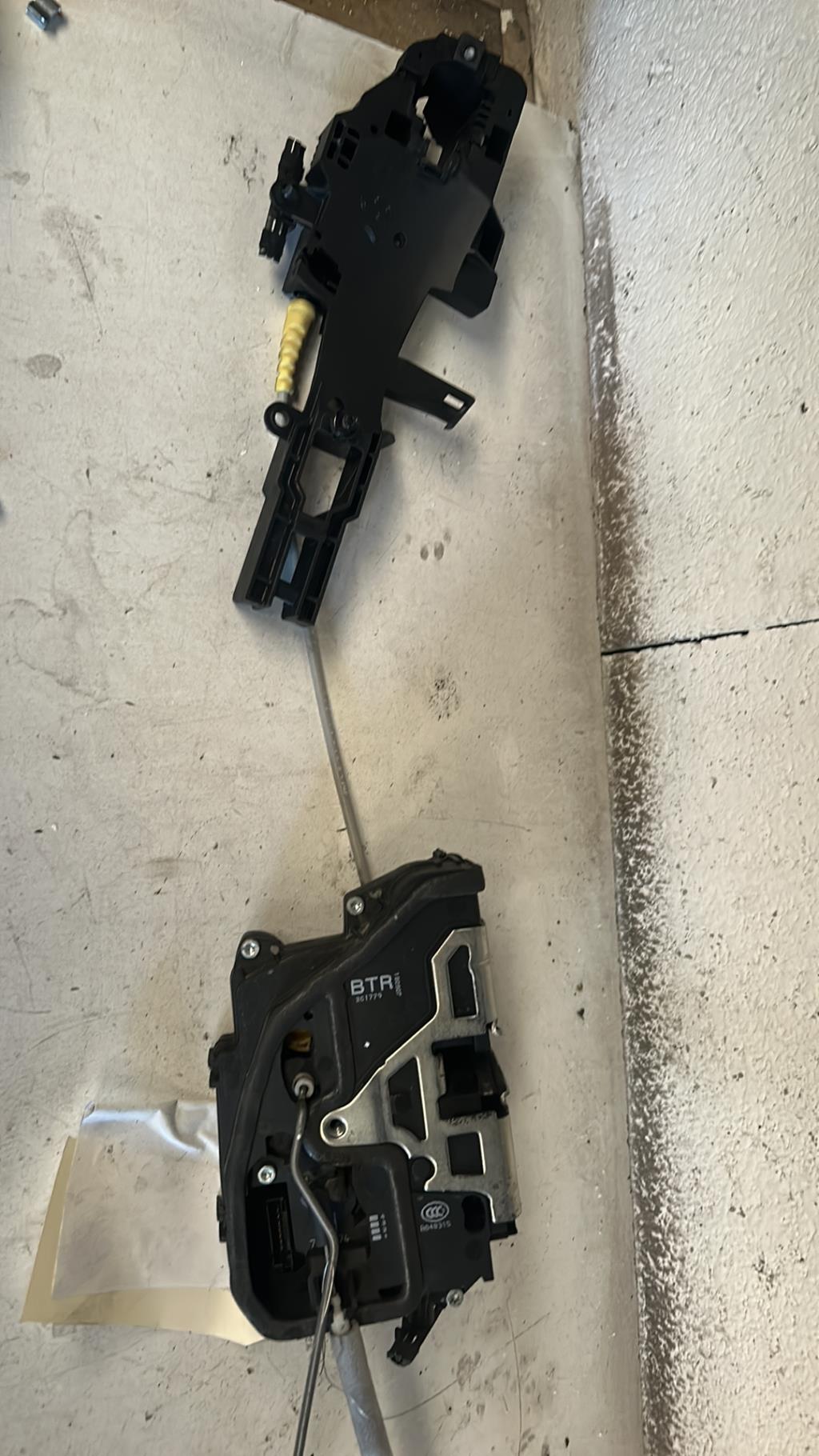 Serrure avant droit BMW SERIE 1 E88  - 1