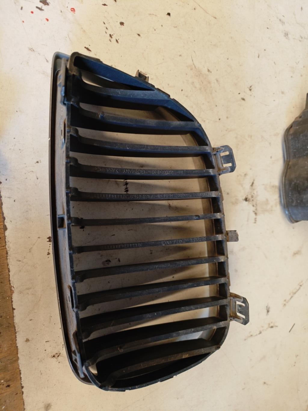 Calandre droite BMW SERIE 1 E87 PHASE 1 Diesel - 1
