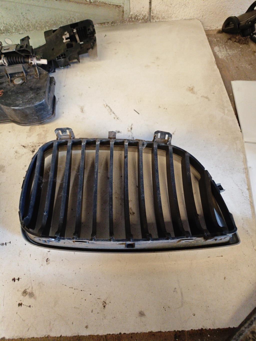 Calandre gauche BMW SERIE 1 E87 PHASE 1 Diesel - 1