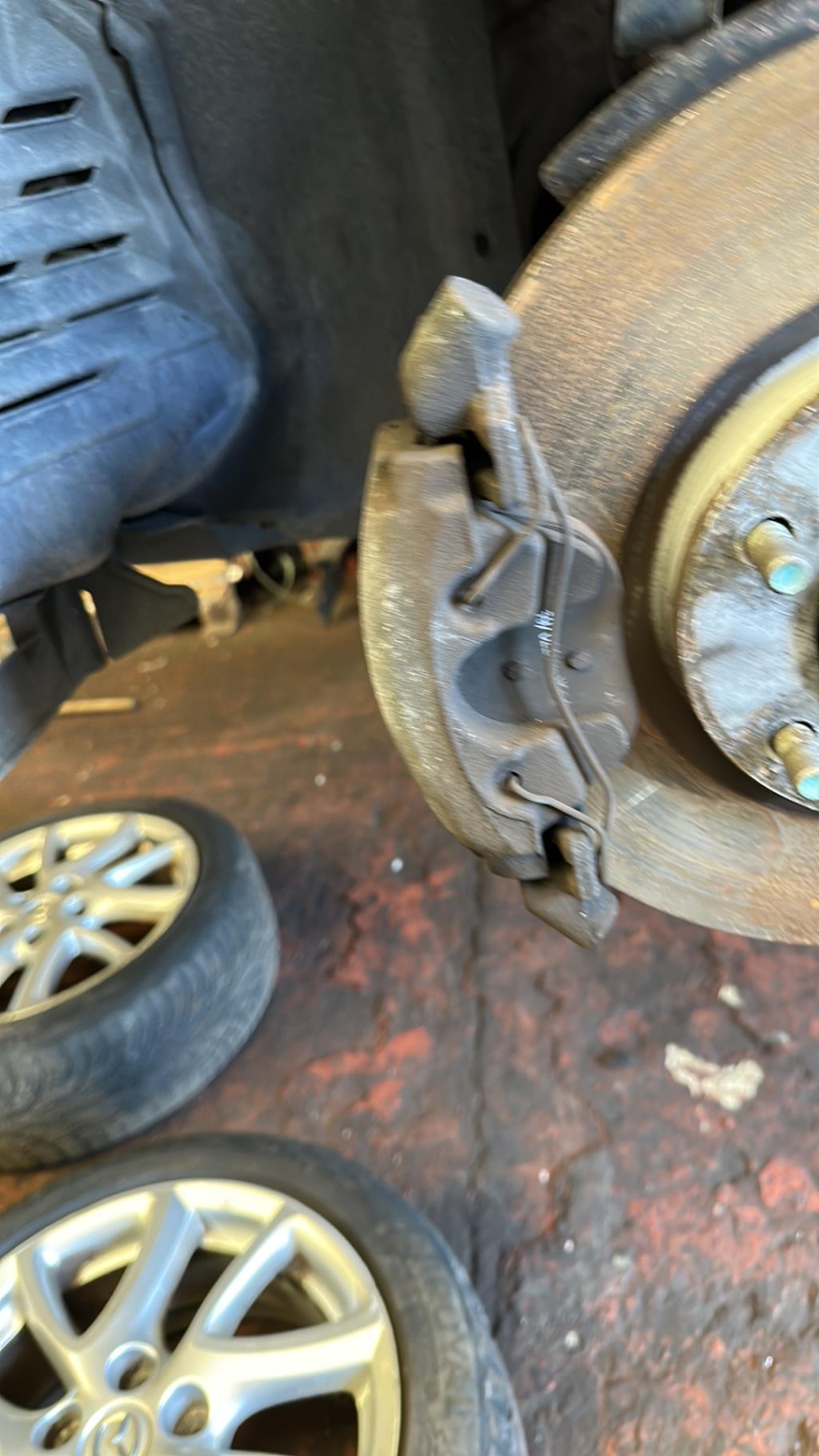 Etrier avant gauche (freinage) MAZDA 3 2  - 1