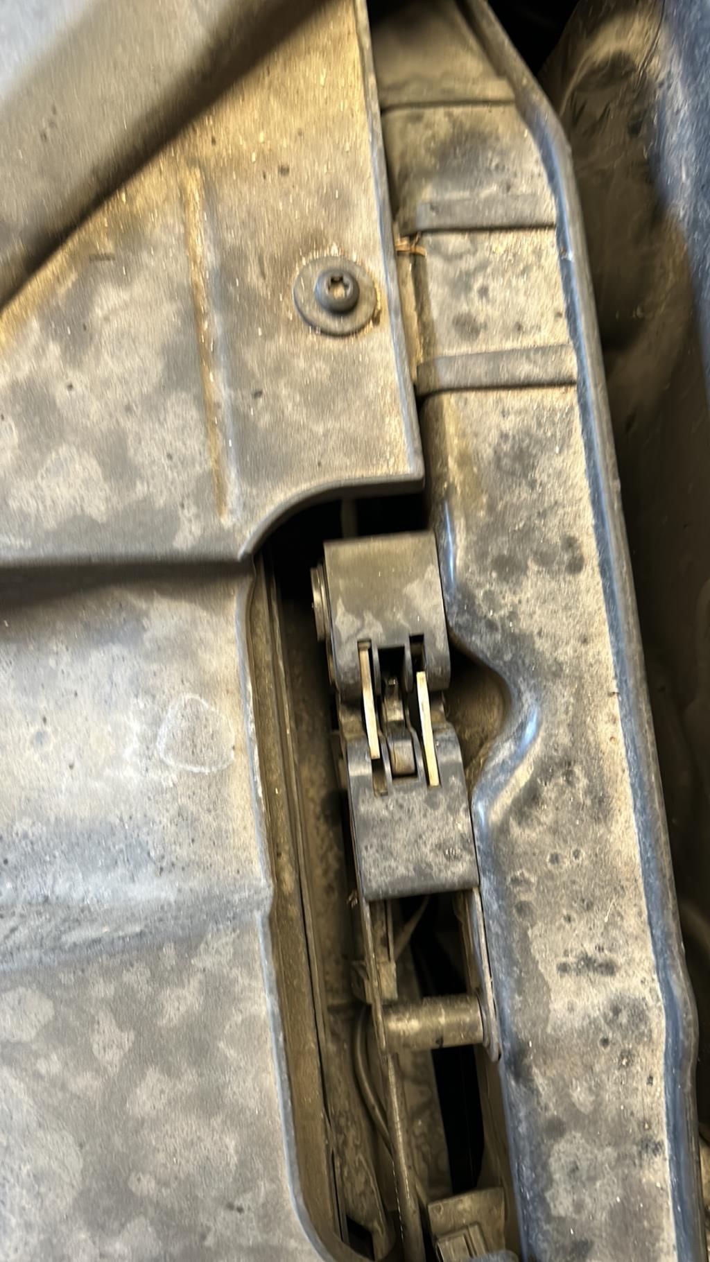 Serrure de capot AUDI A4 3 PHASE 1 Diesel - 1