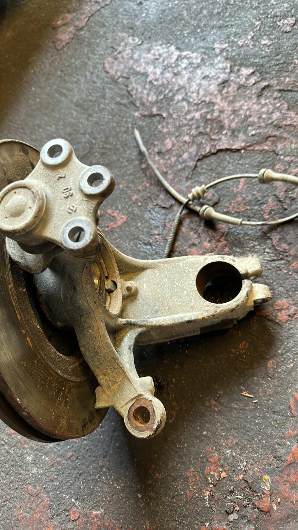 Moyeu avant gauche CITROEN C3 2 PHASE 2 Essence - 1