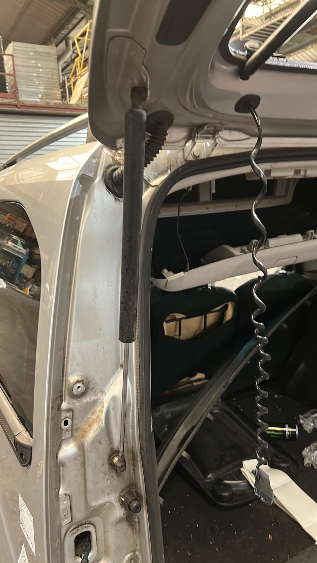Verin de coffre PEUGEOT PARTNER 2 PHASE 1 Diesel - 1