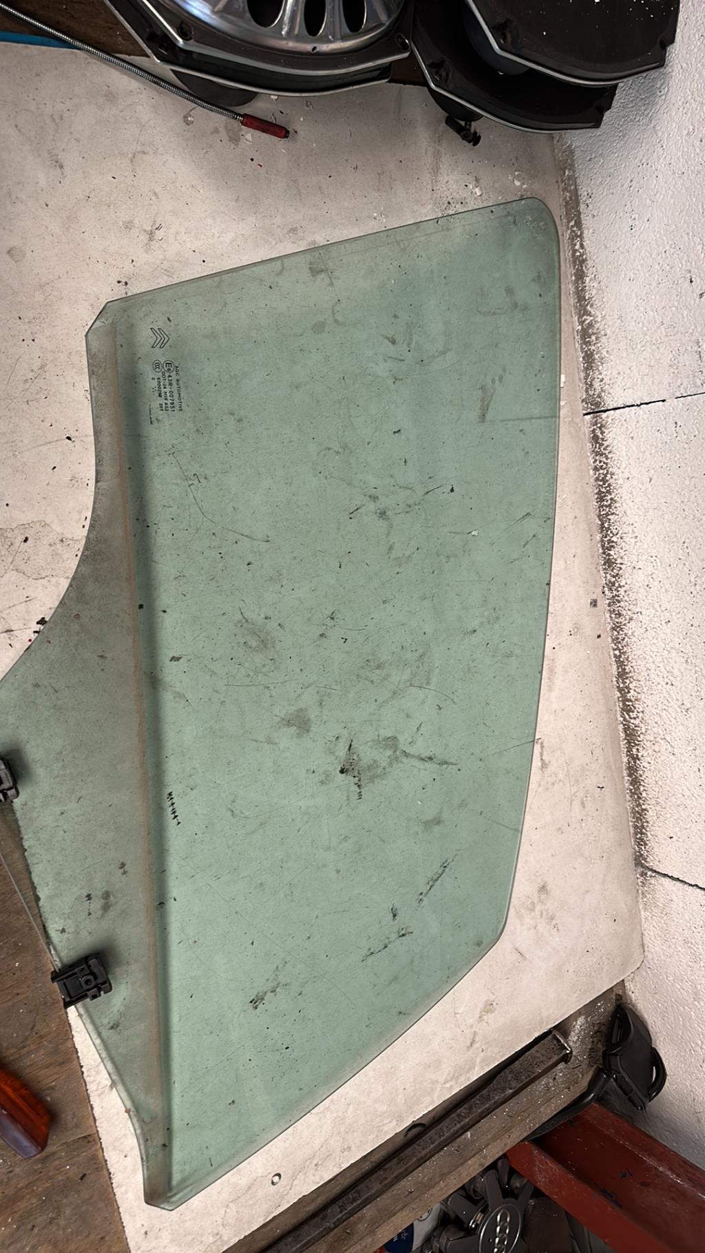 Vitre avant droit CITROEN C3 2 PHASE 1 Essence - 1