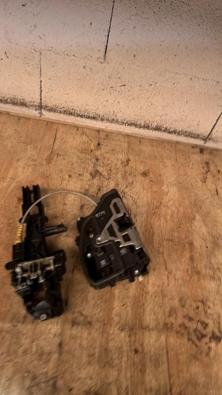 Serrure avant droit BMW SERIE 1 E81 Diesel - 1