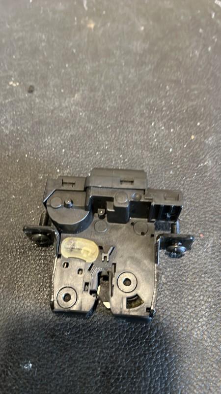 Serrure de hayon RENAULT CLIO 3 PHASE 1  - 1