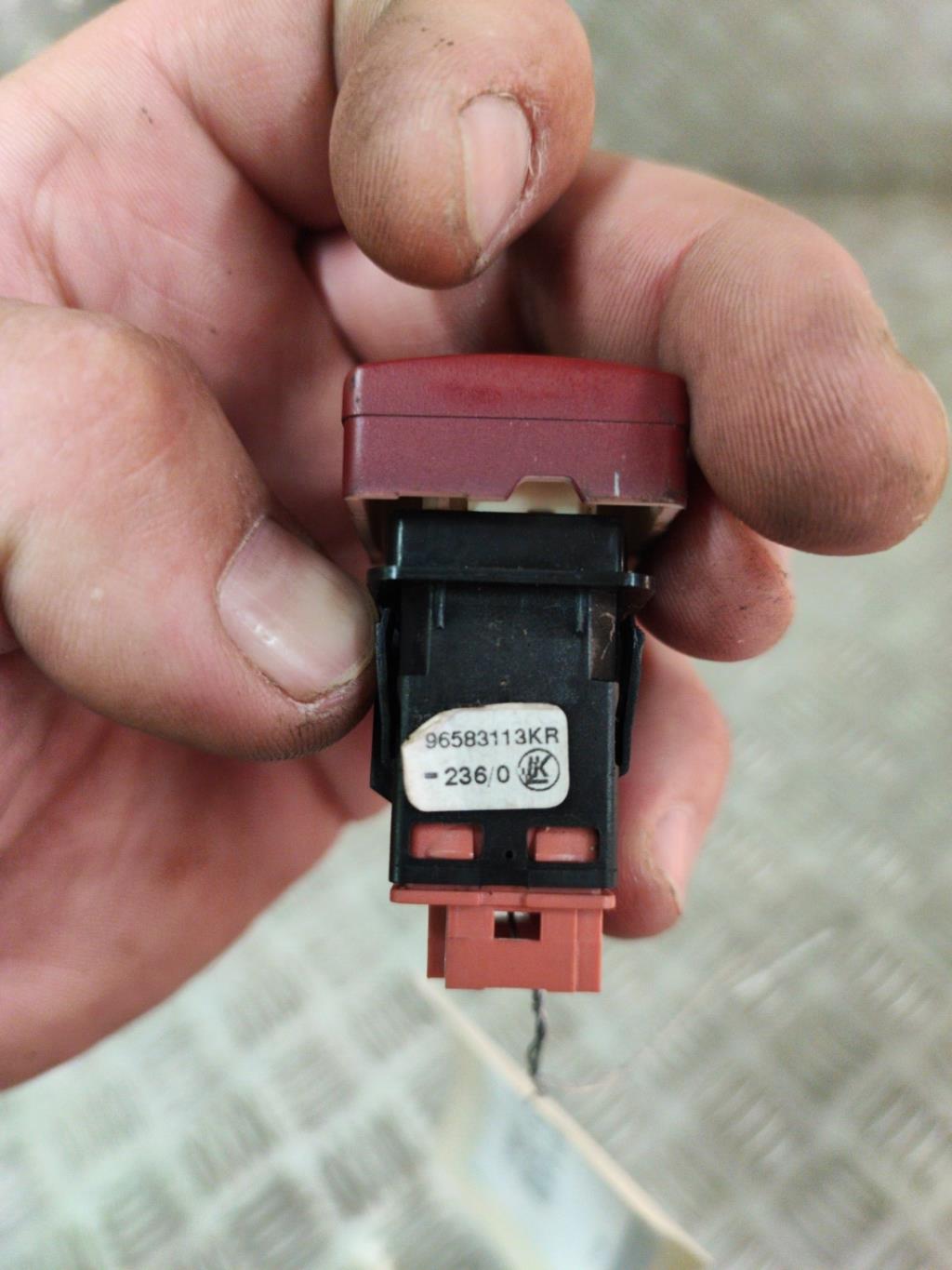 Bouton de warning CITROEN BERLINGO 2 PHASE 1 Diesel - 1