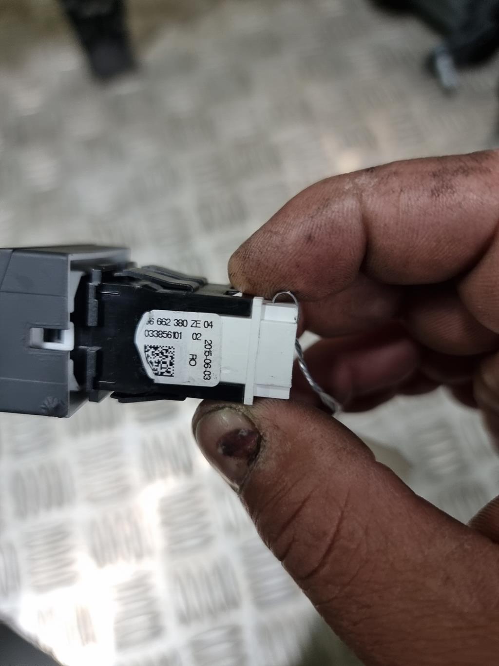 Bouton de warning PEUGEOT 508 1 SW PHASE 2 BREAK Diesel - 1