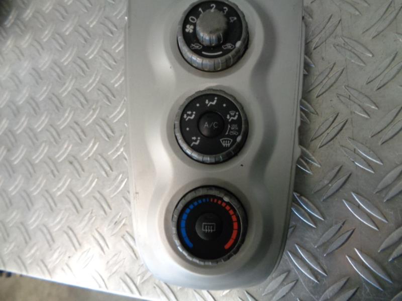 Commande chauffage TOYOTA YARIS 2 PHASE 1 Essence - 1