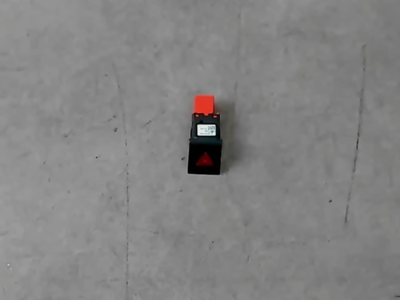 Bouton de warning SKODA FABIA 2 PHASE 2 Essence - 1