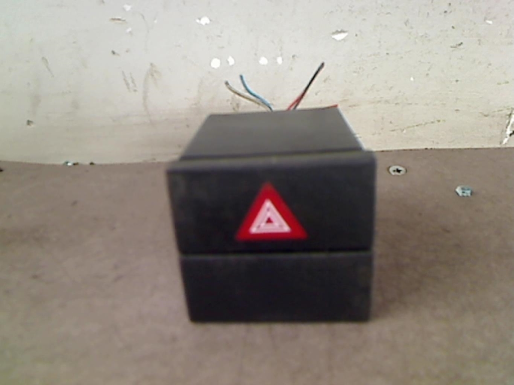 Bouton de warning RENAULT MEGANE 1 PHASE 1 Essence - 1